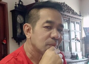 Un collage de imágenes que contiene 1 imagen. La imagen 1 muestra a un pensionista de 70 años que muere durante un trío con 'toyboys' en Tailandia.