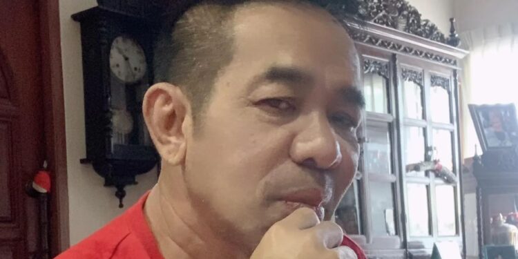 Un collage de imágenes que contiene 1 imagen. La imagen 1 muestra a un pensionista de 70 años que muere durante un trío con 'toyboys' en Tailandia.