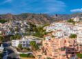 Un collage de imágenes que contiene 1 imágenes. La imagen 1 muestra casas y villas residenciales en Burriana, Nerja, España, Costa del Sol.
