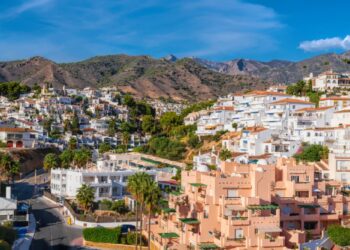 Un collage de imágenes que contiene 1 imágenes. La imagen 1 muestra casas y villas residenciales en Burriana, Nerja, España, Costa del Sol.