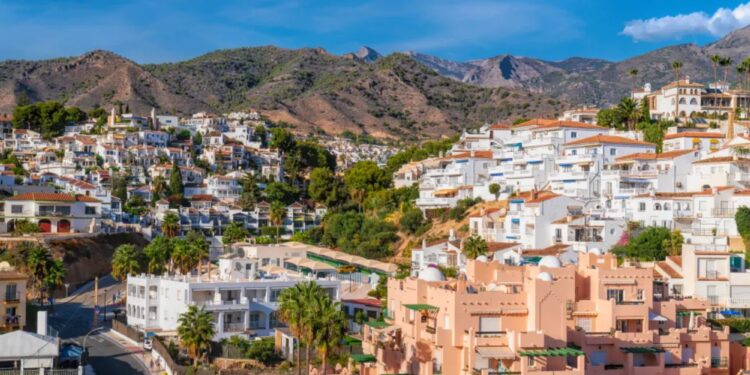 Un collage de imágenes que contiene 1 imágenes. La imagen 1 muestra casas y villas residenciales en Burriana, Nerja, España, Costa del Sol.
