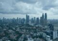 Un collage de imágenes que contiene 1 imágenes. La imagen 1 muestra una vista general del horizonte de la ciudad de Yakarta.