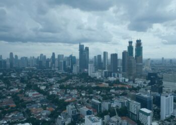 Un collage de imágenes que contiene 1 imágenes. La imagen 1 muestra una vista general del horizonte de la ciudad de Yakarta.