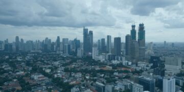 Un collage de imágenes que contiene 1 imágenes. La imagen 1 muestra una vista general del horizonte de la ciudad de Yakarta.