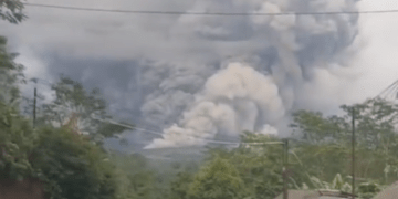Una nube de ceniza gigante se extiende por dos continentes provocando un caos aéreo después de que un volcán entra en erupción por primera vez en 12.000 años.
