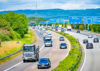 Concurrida autopista alemana con automóviles y camiones que se dirigen a Frankfurt, mostrando un eficiente sistema de transporte europeo, autopista, moderna infraestructura de autopistas de varios carriles en Frankfurt, Alemania