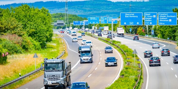 Concurrida autopista alemana con automóviles y camiones que se dirigen a Frankfurt, mostrando un eficiente sistema de transporte europeo, autopista, moderna infraestructura de autopistas de varios carriles en Frankfurt, Alemania