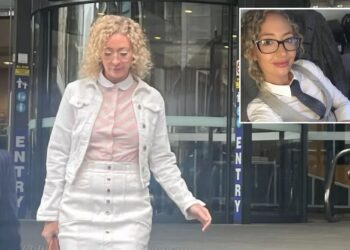 Un collage de imágenes que contiene 2 imágenes. La imagen 1 muestra a Karly Rae afuera del tribunal.