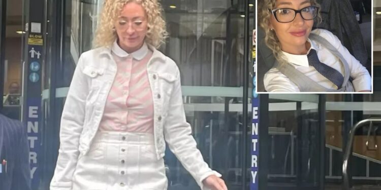 Un collage de imágenes que contiene 2 imágenes. La imagen 1 muestra a Karly Rae afuera del tribunal.