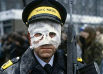 Visión inquietante del Reino Unido después de la guerra nuclear... con señores de la guerra deambulando por las calles y parlamentarios luchando hacia un búnker secreto de £126 millones