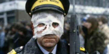 Visión inquietante del Reino Unido después de la guerra nuclear... con señores de la guerra deambulando por las calles y parlamentarios luchando hacia un búnker secreto de £126 millones