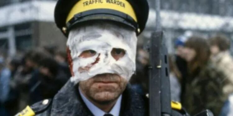 Visión inquietante del Reino Unido después de la guerra nuclear... con señores de la guerra deambulando por las calles y parlamentarios luchando hacia un búnker secreto de £126 millones