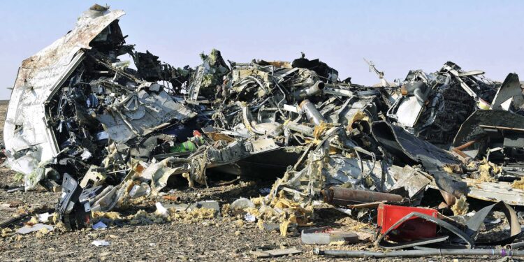 ¿Por qué un avión lleno de gente con 224 personas a bordo explotó minutos después de despegar del punto de acceso de Brit Hol? Misterio 'resuelto' 10 años después