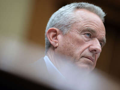 El secretario de Salud y Servicios Humanos (HHS), Robert F. Kennedy Jr., testifica ante el Subcomité de Salud del Comité de Energía y Comercio de la Cámara de Representantes en el edificio de oficinas de Rayburn House el 24 de junio de 2025, en Washington, DC.