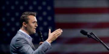 Charlie Kirk, quien fundó Turning Point USA, habla antes de la llegada del ex presidente Donald Trump durante una conferencia de la Cumbre de Creyentes de Turning Point USA en el Centro de Convenciones de Palm Beach el 26 de julio de 2024, en West Palm Beach, Florida.
