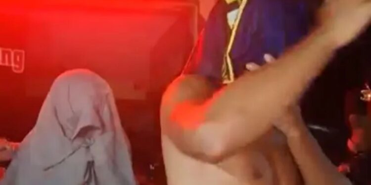 14 hombres arrestados con Bonnie Blue se cubren la cara cuando salen de la cárcel de Bali, pero la estrella adulta permanece tras las rejas