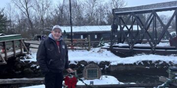 Anthony Satariano Jr. junto a un monumento en memoria de su difunto padre, Anthony Satariano Sr., en Clifton Mill, Ohio, el 8 de diciembre de 2025. (Jeff Louderback/La Gran Época)