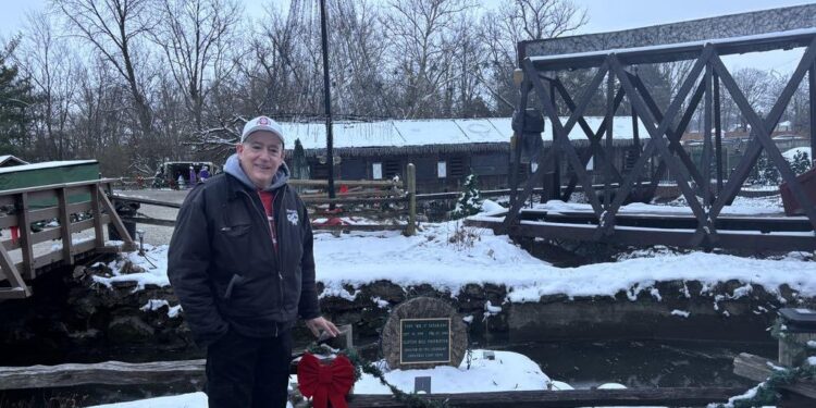 Anthony Satariano Jr. junto a un monumento en memoria de su difunto padre, Anthony Satariano Sr., en Clifton Mill, Ohio, el 8 de diciembre de 2025. (Jeff Louderback/La Gran Época)