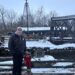 Anthony Satariano Jr. junto a un monumento en memoria de su difunto padre, Anthony Satariano Sr., en Clifton Mill, Ohio, el 8 de diciembre de 2025. (Jeff Louderback/La Gran Época)
