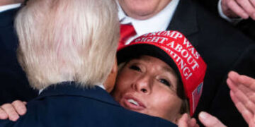 El presidente Donald Trump saluda a la representante Marjorie Taylor Greene después de dirigirse a una sesión conjunta del Congreso en la Cámara de Representantes del Capitolio de los Estados Unidos el 4 de marzo de 2025.