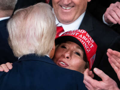 El presidente Donald Trump saluda a la representante Marjorie Taylor Greene después de dirigirse a una sesión conjunta del Congreso en la Cámara de Representantes del Capitolio de los Estados Unidos el 4 de marzo de 2025.