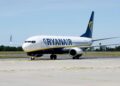 Boeing 737-800 de la aerolínea de bajo coste Ryanair en el aeropuerto de Frankfurt-Hahn, el aeropuerto de Hahn cerca de Simmern, Renania-Palatinado, Alemania