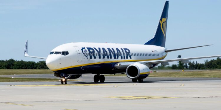 Boeing 737-800 de la aerolínea de bajo coste Ryanair en el aeropuerto de Frankfurt-Hahn, el aeropuerto de Hahn cerca de Simmern, Renania-Palatinado, Alemania