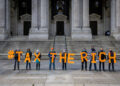 La gente escribe #TaxTheRich en la Biblioteca Pública de Nueva York en la ciudad de Nueva York en marzo de 2021.