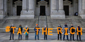 La gente escribe #TaxTheRich en la Biblioteca Pública de Nueva York en la ciudad de Nueva York en marzo de 2021.