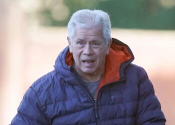 Abuelo británico que 'intentó ahogar a su nuera en una piscina de Florida' visto en el Reino Unido... después de volver con ella