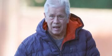 Abuelo británico que 'intentó ahogar a su nuera en una piscina de Florida' visto en el Reino Unido... después de volver con ella