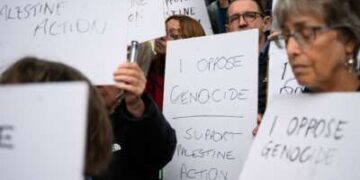 Los partidarios de Acción Palestina sostienen pancartas antes de ser arrestados en la Plaza del Parlamento después de realizar una pequeña manifestación el 19 de julio de 2025 en Londres, Inglaterra.