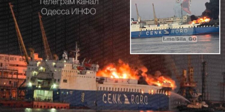 Un collage de imágenes que contiene 2 imágenes. La imagen 1 muestra un barco de carga en llamas en un muelle, con agua rociada desde el lado derecho. La imagen 2 muestra el meme de una gaviota gigante gritando superpuesta a un barco en llamas en un muelle.