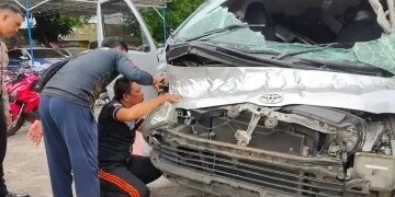 Al menos 16 muertos después de que un autobús perdiera el control y chocara contra una barrera en una popular ruta turística en Indonesia