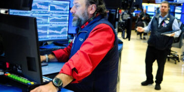Análisis de Wall Street: Las acciones terminan la semana de forma mixta en medio de un tira y afloja entre alcistas y osos