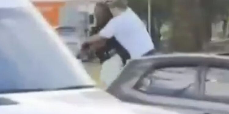 Aparecen nuevas imágenes dramáticas del héroe de Bondi Beach, Ahmed al Ahmed, enfrentándose a un terrorista retorcido antes de recibir CINCO disparos.