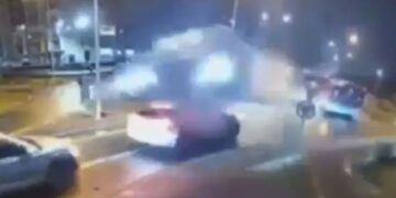 Aterrador momento Mercedes a toda velocidad se catapulta por los aires y salta sobre dos coches tras chocar con una rotonda