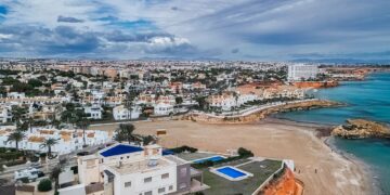 Un collage de imágenes que contiene 1 imágenes. La imagen 1 muestra una vista aérea de las playas y calas de Orihuela Costa, provincia de Alicante, España.