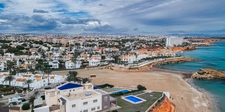Un collage de imágenes que contiene 1 imágenes. La imagen 1 muestra una vista aérea de las playas y calas de Orihuela Costa, provincia de Alicante, España.