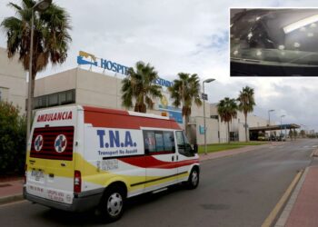 Un collage de imágenes que contiene 2 imágenes. La imagen 1 muestra el Hospital de Torrevieja, donde un hombre británico fue atendido después de recibir un disparo. La imagen 2 muestra agujeros de bala en el parabrisas y la ventana lateral de un automóvil.