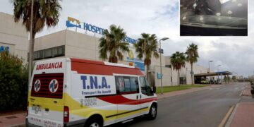 Un collage de imágenes que contiene 2 imágenes. La imagen 1 muestra el Hospital de Torrevieja, donde un hombre británico fue atendido después de recibir un disparo. La imagen 2 muestra agujeros de bala en el parabrisas y la ventana lateral de un automóvil.