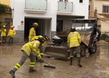 Búsqueda urgente de tres desaparecidos en un lugar turístico británico azotado por la tormenta mientras las inundaciones convierten las calles en ríos en España