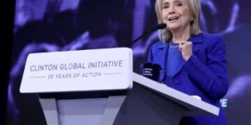 Hillary Clinton habla en el escenario durante la Reunión Anual de la Iniciativa Global Clinton 2025 en el New York Hilton Midtown el 24 de septiembre de 2025 en la ciudad de Nueva York.