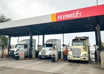 El camionero de California Alex Cardona carga combustible en su camión en una parada de camiones Flying J en Phoenix el 19 de noviembre de 2025. Dijo que revocar licencias de camiones emitidas ilegalmente debería hacer que las carreteras sean más seguras y abrir más oportunidades laborales para otros conductores. (Allan Stein/La Gran Época)
