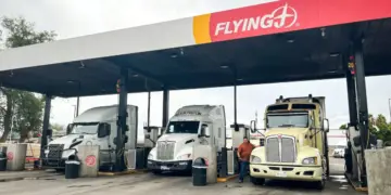 El camionero de California Alex Cardona carga combustible en su camión en una parada de camiones Flying J en Phoenix el 19 de noviembre de 2025. Dijo que revocar licencias de camiones emitidas ilegalmente debería hacer que las carreteras sean más seguras y abrir más oportunidades laborales para otros conductores. (Allan Stein/La Gran Época)