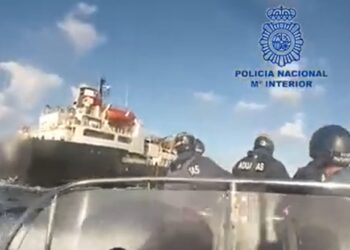 Cárteles despiadados llenan enormes barcos de ganado apestosos y llenos de estiércol con drogas para contrabandear a Europa en la última táctica de choque.