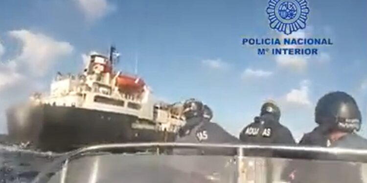 Cárteles despiadados llenan enormes barcos de ganado apestosos y llenos de estiércol con drogas para contrabandear a Europa en la última táctica de choque.