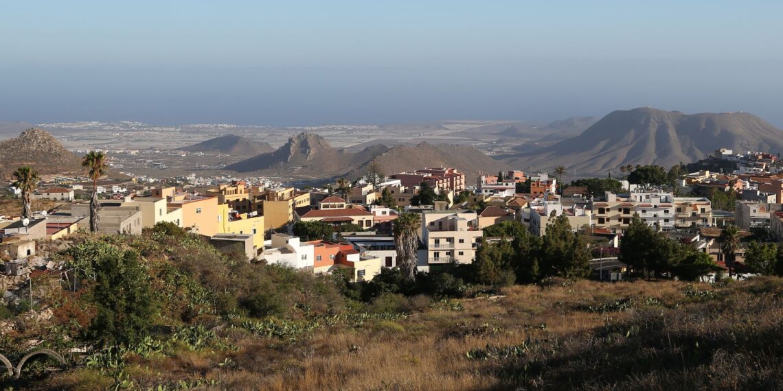 Un collage de imágenes que contiene 1 imágenes. La imagen 1 muestra Arona.