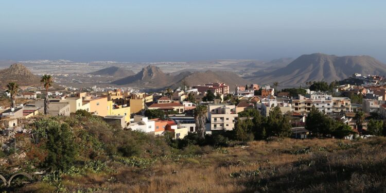 Un collage de imágenes que contiene 1 imágenes. La imagen 1 muestra Arona.