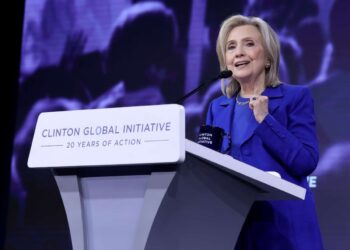 Clinton dice que los jóvenes se oponen al genocidio en Gaza debido a vídeos “totalmente inventados”